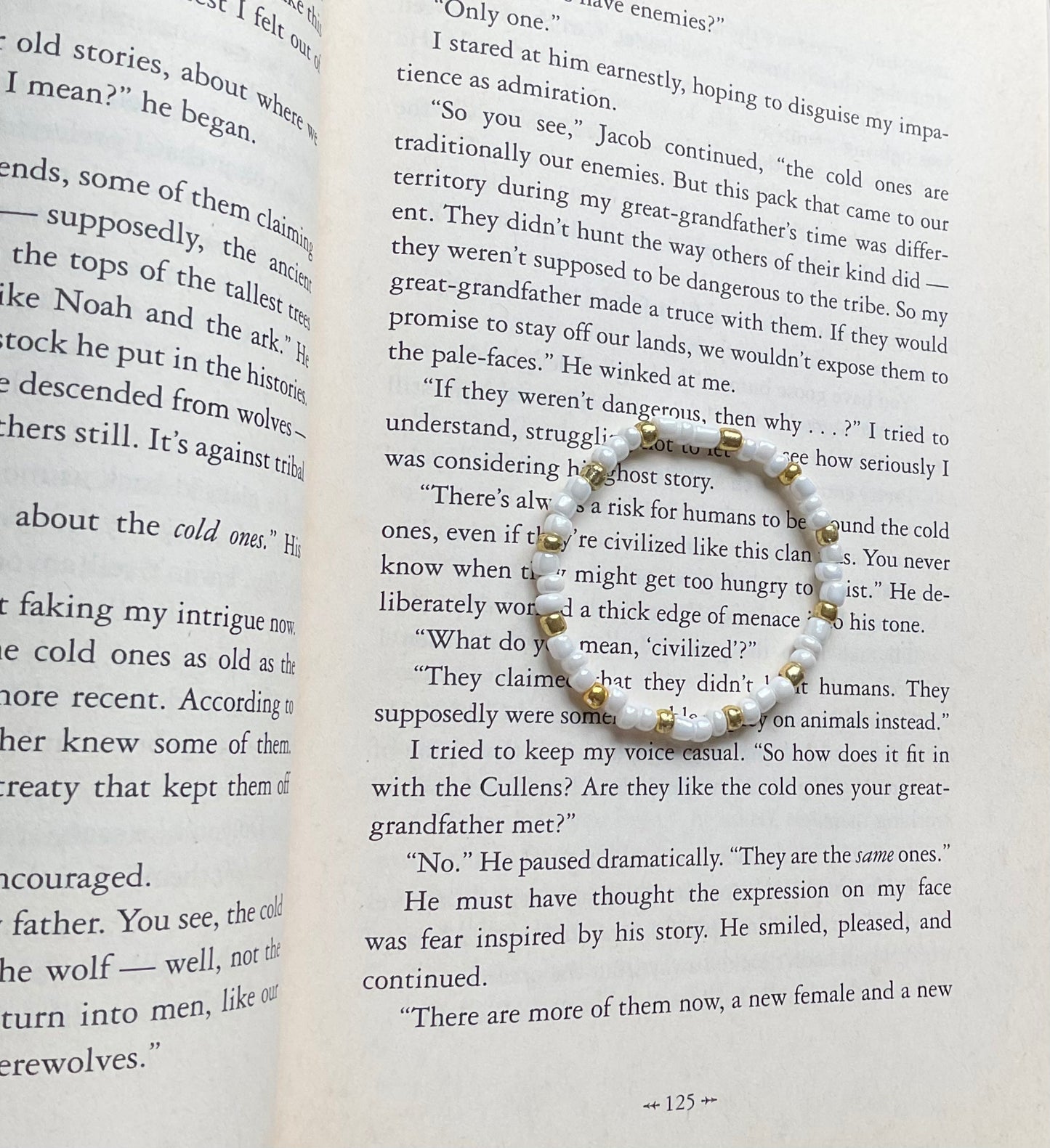 Bracelet en perles de rocailles dorées et blanches